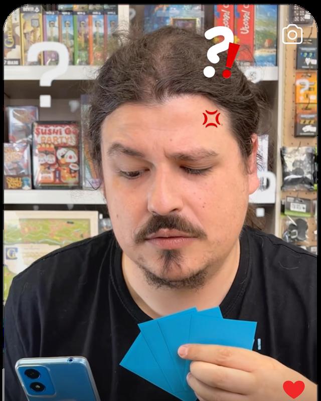 Fotograma de un vídeo de la tienda en Instagram: una partida de cartas