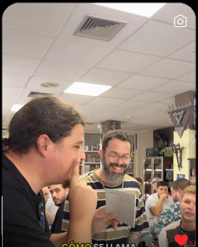 Fotograma de un vídeo de la tienda en Instagram: las mesas de juego